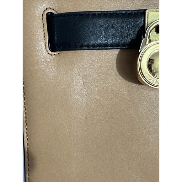 Michael Kors Hamilton Traveler Tan Blk & White Leather Messenger Crossbody Purse - Picture 8 of 16